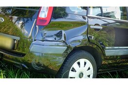 Auto eindigt in sloot na aanrijding op beruchte kruising Noordbeemster