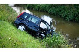 Auto eindigt in sloot na aanrijding op beruchte kruising Noordbeemster
