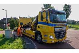 Auto eindigt in sloot na aanrijding op beruchte kruising Noordbeemster