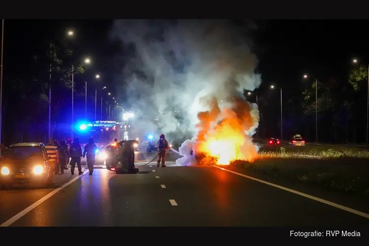 Zwaar ongeval op A7: auto uitgebrand, andere auto op zijn kant