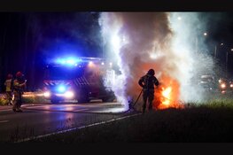 Zwaar ongeval op A7: auto uitgebrand, andere auto op zijn kant
