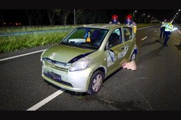 Zwaar ongeval op A7: auto uitgebrand, andere auto op zijn kant