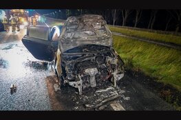 Zwaar ongeval op A7: auto uitgebrand, andere auto op zijn kant