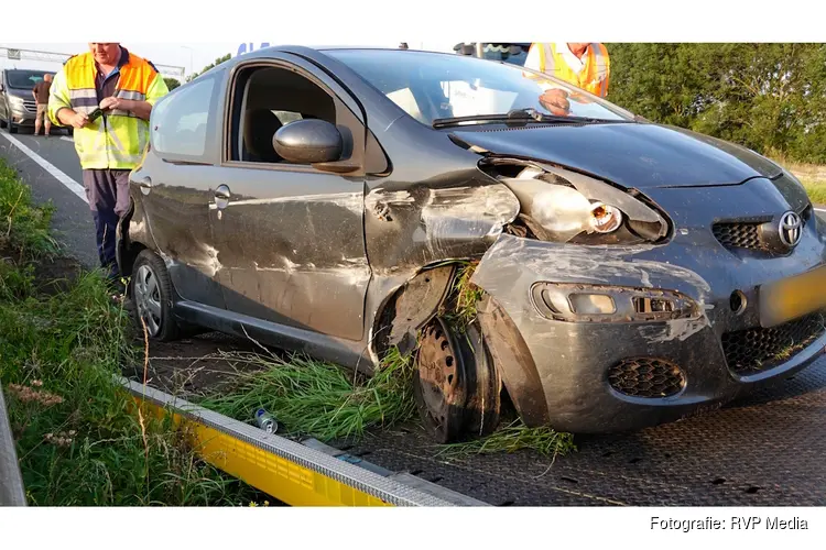 Bestuurster gewond na crash tegen vangrail A7