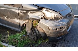 Bestuurster gewond na crash tegen vangrail A7