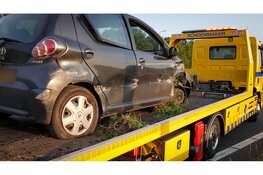 Bestuurster gewond na crash tegen vangrail A7