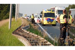 Bestuurster gewond na crash tegen vangrail A7