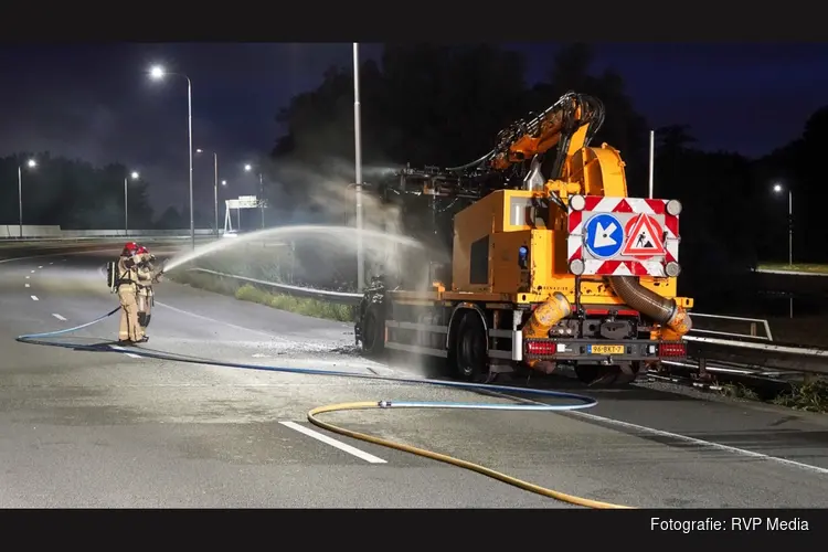 Maaimachine vat vlam op A7, weg richting Amsterdam afgesloten