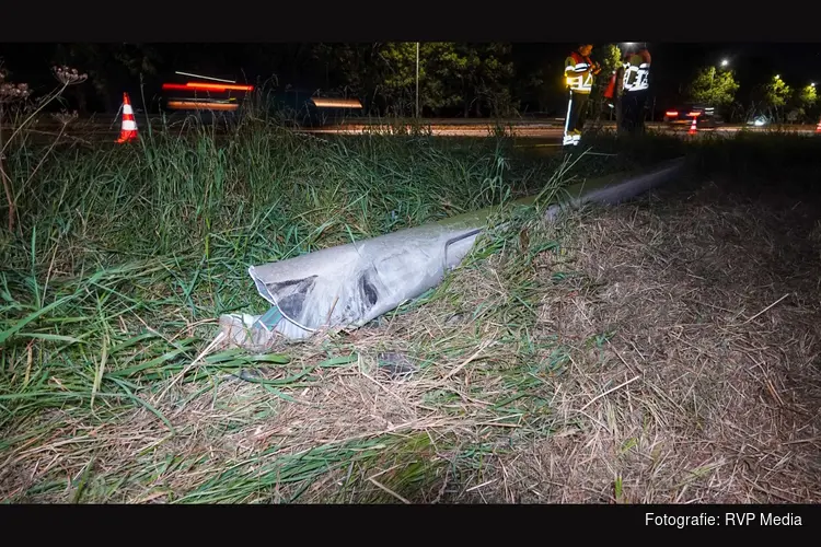 Automobilist rijdt lantaarnpaal uit de grond langs A7
