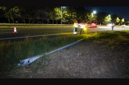 Automobilist rijdt lantaarnpaal uit de grond langs A7