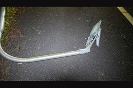 Automobilist rijdt lantaarnpaal uit de grond langs A7