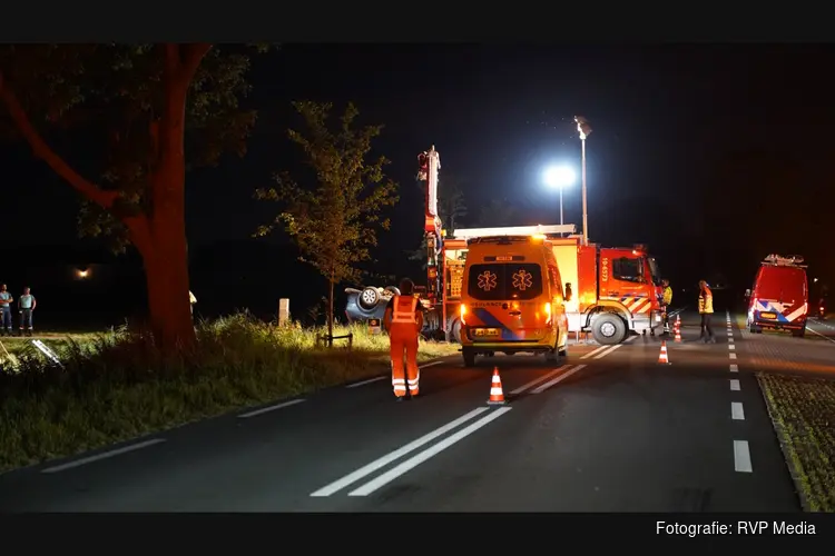 Zoektocht nadat auto over de kop in sloot word aangetroffen