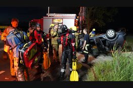 Zoektocht nadat auto over de kop in sloot word aangetroffen