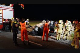 Zoektocht nadat auto over de kop in sloot word aangetroffen