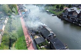 Grote brand met veel rook op woonboot Purmerend