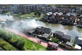 Grote brand met veel rook op woonboot Purmerend