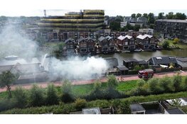 Grote brand met veel rook op woonboot Purmerend
