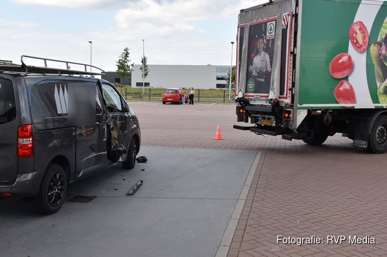 Bestelbus beschadigd door vrachtwagen bij tankstation