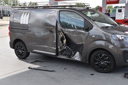 Bestelbus beschadigd door vrachtwagen bij tankstation
