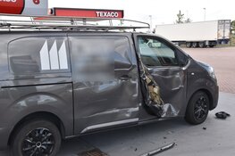 Bestelbus beschadigd door vrachtwagen bij tankstation