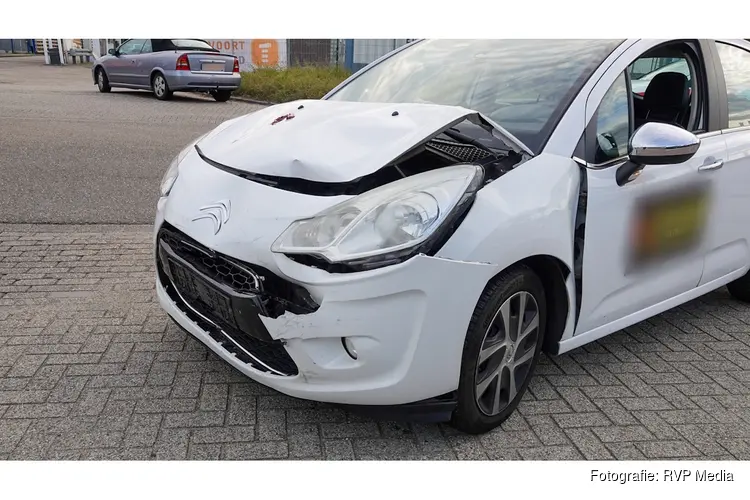 Twee personenauto's botsen in Purmerend