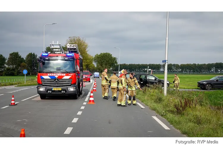 Motorrijder vliegt meters door de lucht en eindigt in het water na botsing met auto