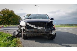 Motorrijder vliegt meters door de lucht en eindigt in het water na botsing met auto