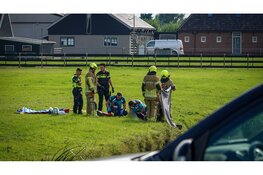 Motorrijder vliegt meters door de lucht en eindigt in het water na botsing met auto