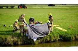 Motorrijder vliegt meters door de lucht en eindigt in het water na botsing met auto