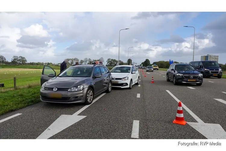 Schade en hinder na kettingbotsing op N244