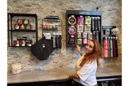 Muziekwinkel Dutch Music Academy breidt uit met muziekwinkel en reparatieservice
