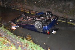 Auto belandt op zijn kop in sloot Middenbeemster