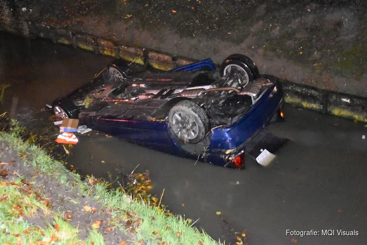 Auto belandt op zijn kop in sloot Middenbeemster