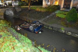 Auto belandt op zijn kop in sloot Middenbeemster