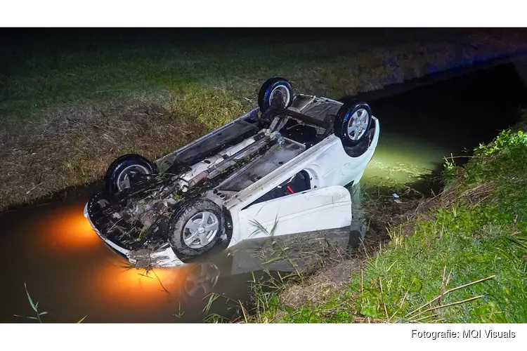 Auto eindigt op zijn kop in het water in Middenbeemster