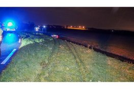 Auto eindigt op zijn kop in het water in Middenbeemster