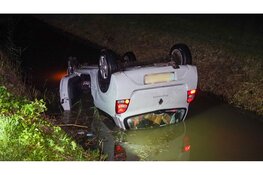 Auto eindigt op zijn kop in het water in Middenbeemster
