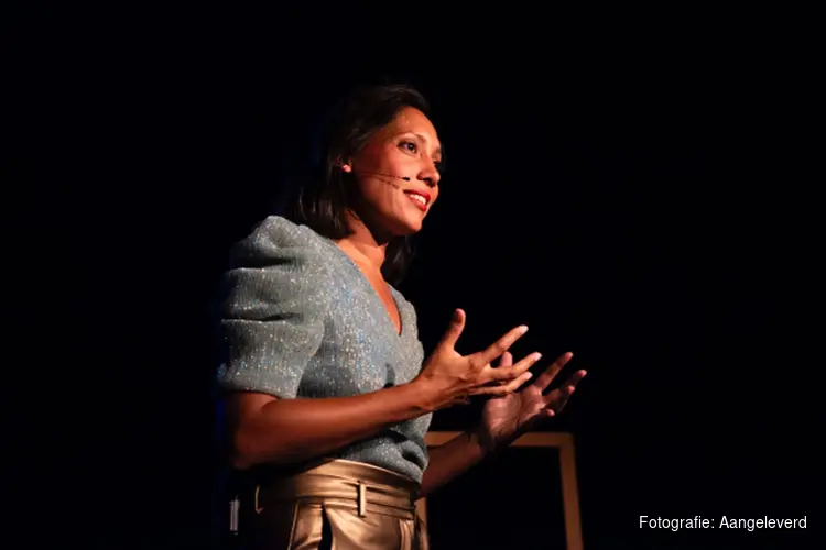 Sharmila Tuithof - Uit de Poppenkast