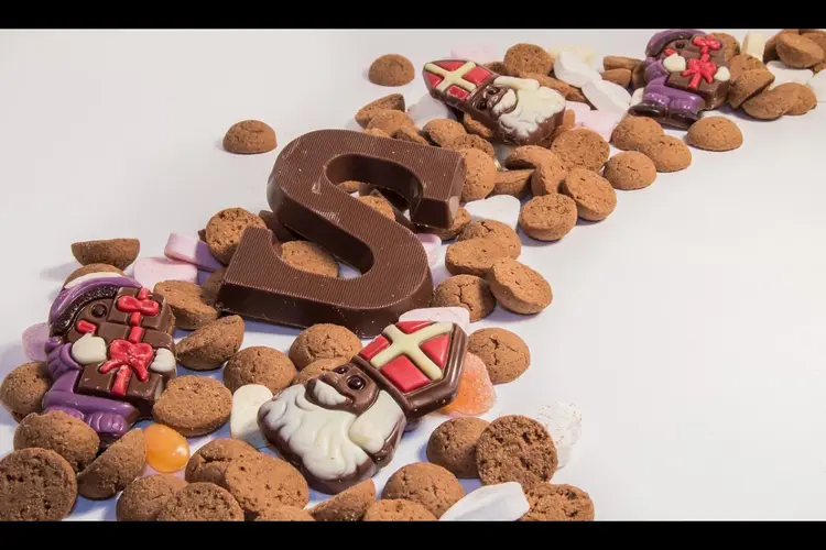 Sint in het stadje tussen de polders