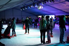 Spectaculaire opening van de schaatsbaan op de Koemarkt