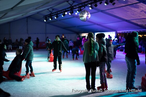 Spectaculaire opening van de schaatsbaan op de Koemarkt