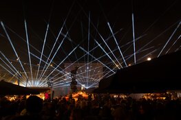 Spectaculaire opening van de schaatsbaan op de Koemarkt