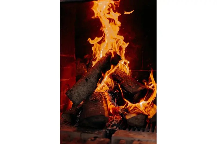 Zo bouw je stap voor stap een stabiel haardvuur met aanmaakhout en briketten