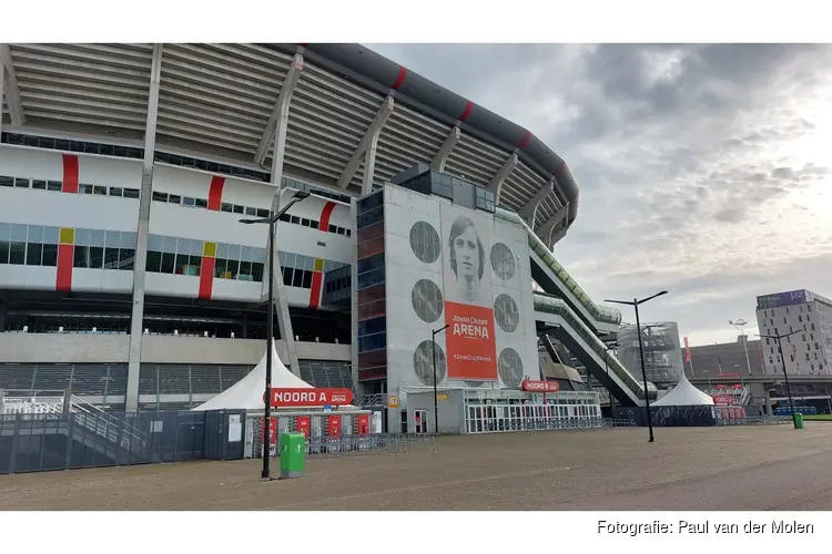 Ajax-FC Groningen gestaakt na herhaardelijk vuurwerk