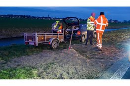 Aanhanger verliest lading zand na klapband op N244