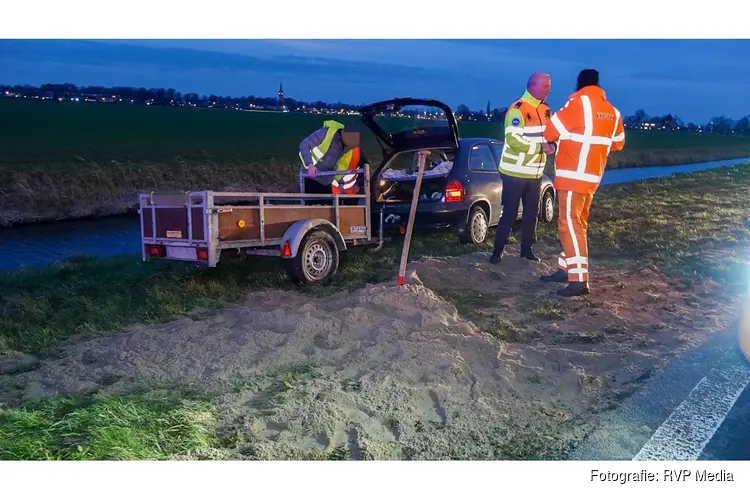 Aanhanger verliest lading zand na klapband op N244