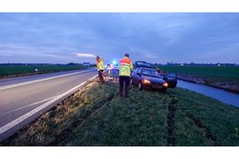 Aanhanger verliest lading zand na klapband op N244