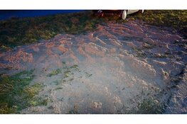 Aanhanger verliest lading zand na klapband op N244