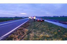 Aanhanger verliest lading zand na klapband op N244