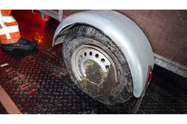 Aanhanger verliest lading zand na klapband op N244